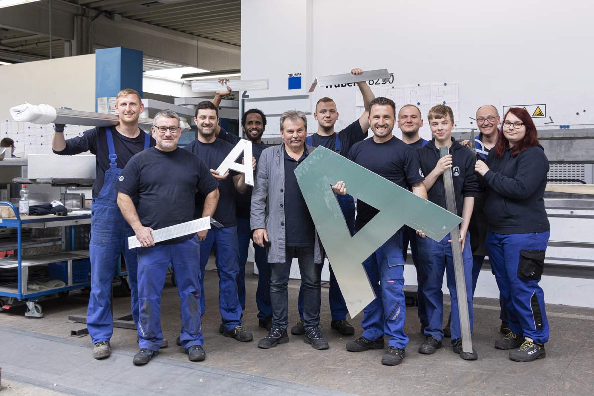 ALU-Kanttechnik Team vor einer Maschine