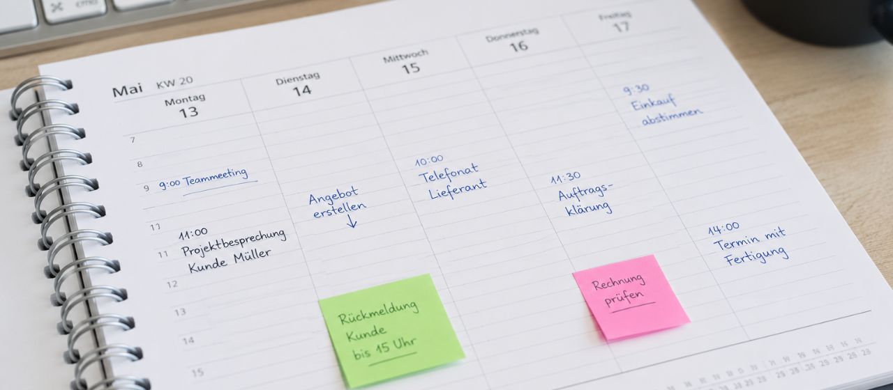 Arbeitsalltag im Büro bei ALU-Kanttechnik - Organisation und Planung