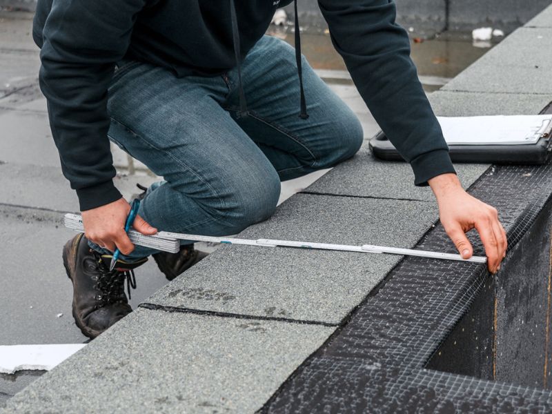 Aufma&szlig; f&uuml;r eine Aluminium Mauerabdeckung vor Ort - ALU-Kanttechnik Aufma&szlig;service deutschlandweit