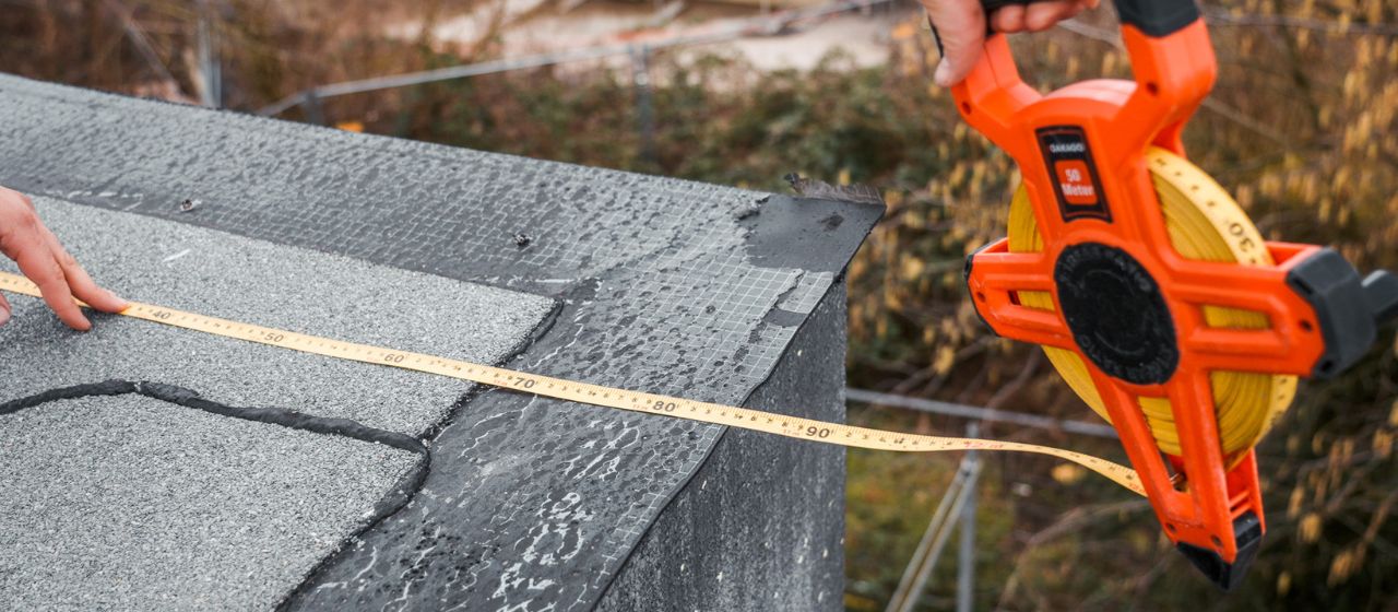 Aufmaß für Aluminium Dachrandprofile und Mauerabdeckungen durch den ALU-Kanttechnik Montageservice