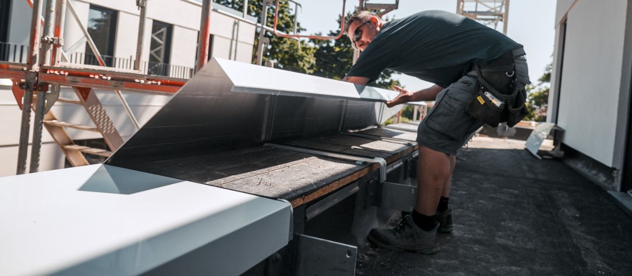 Montage von Aluminium Mauerabdeckungen und Dachrandprofilen durch den Alukant Montageservice